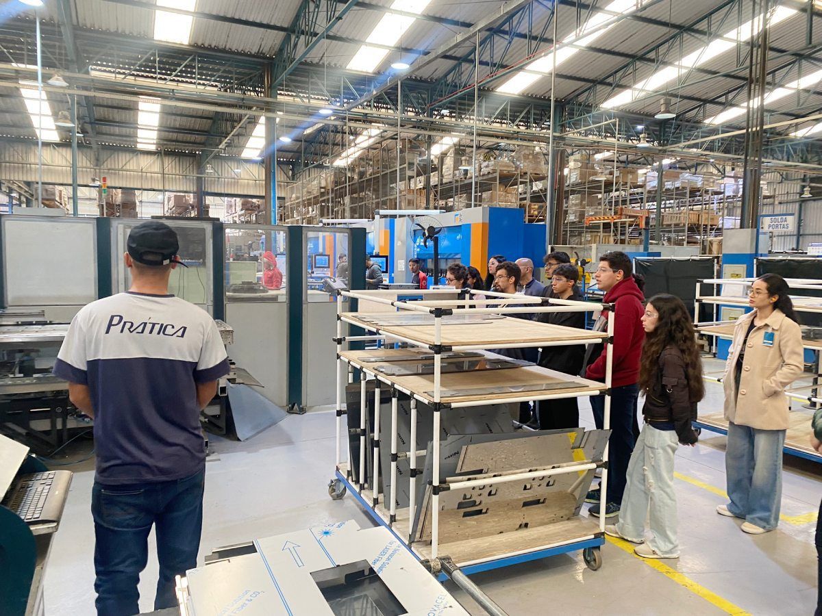 Um grupo de pessoas está em um grande armazém.