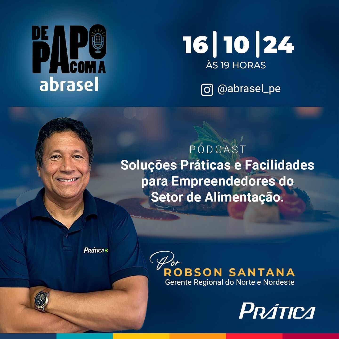 Um homem está de pé com os braços cruzados em frente a um prato de comida.