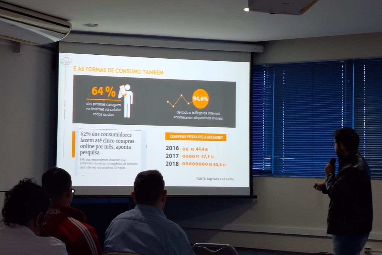 Um homem está fazendo uma apresentação para um grupo de pessoas