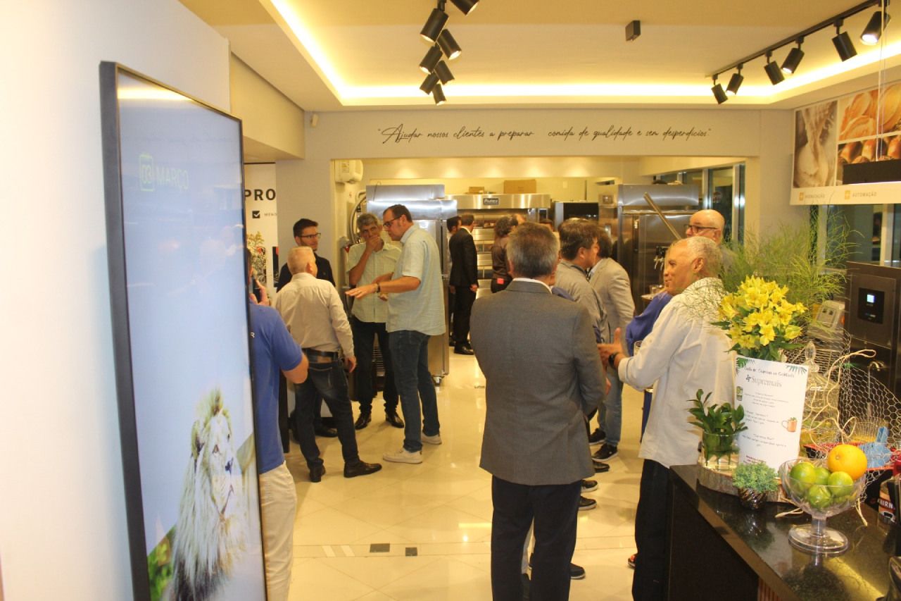 Um grupo de homens está em uma sala conversando