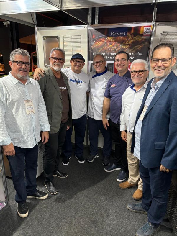 Um grupo de homens está posando para uma foto juntos.