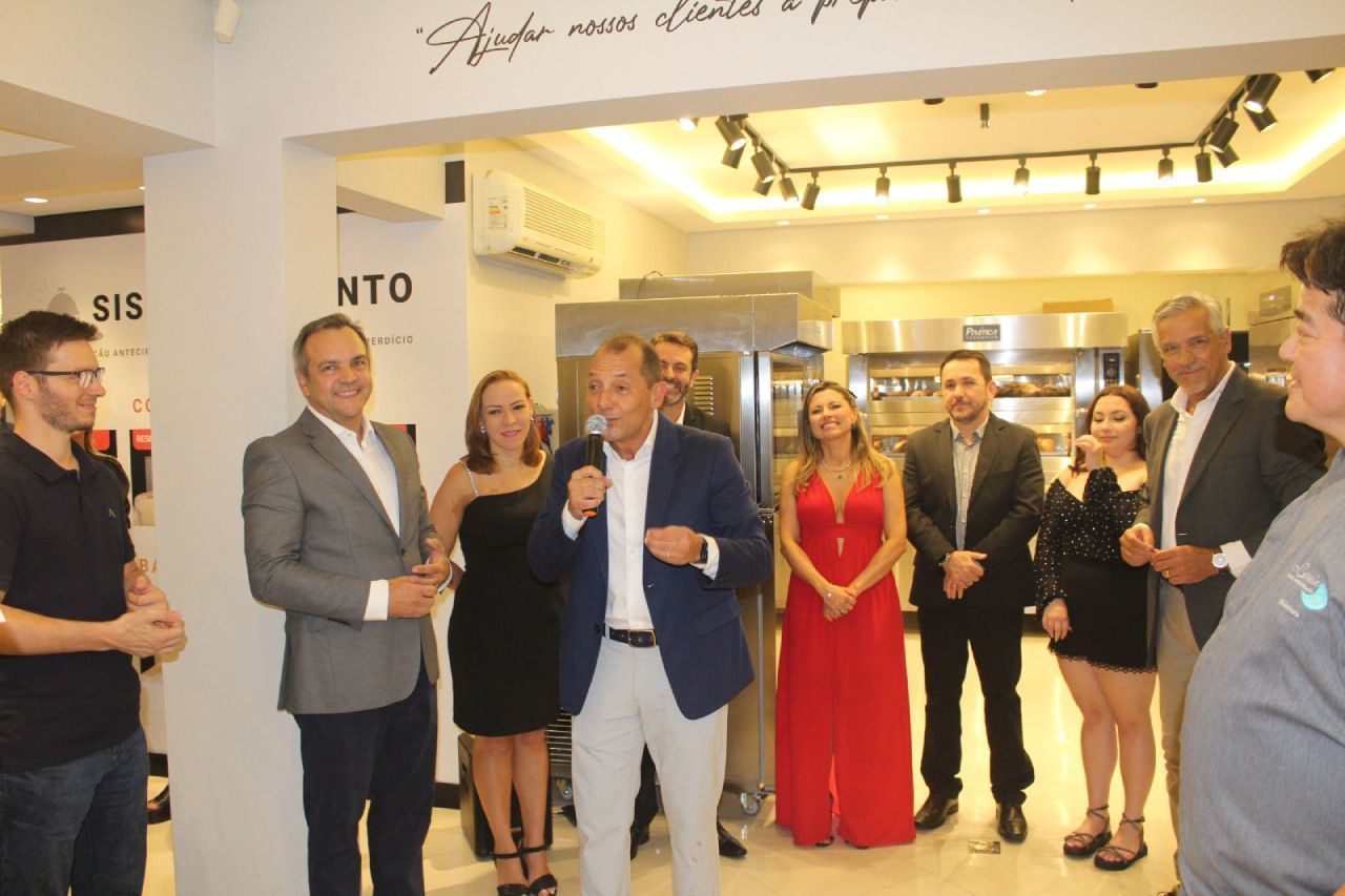 Um grupo de pessoas está em volta de um homem segurando um microfone.