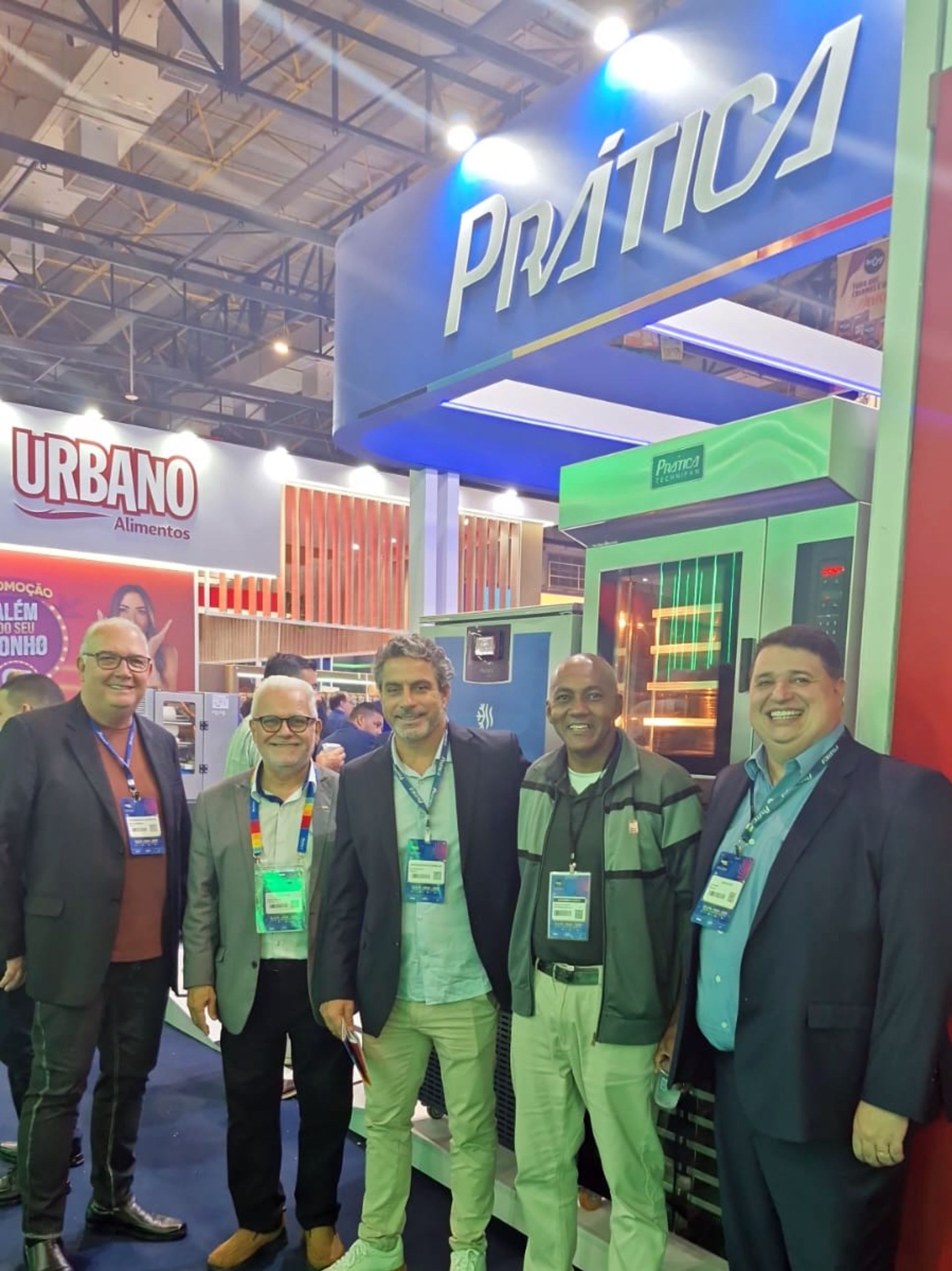 Um grupo de homens está posando para uma foto em frente a uma placa de prática