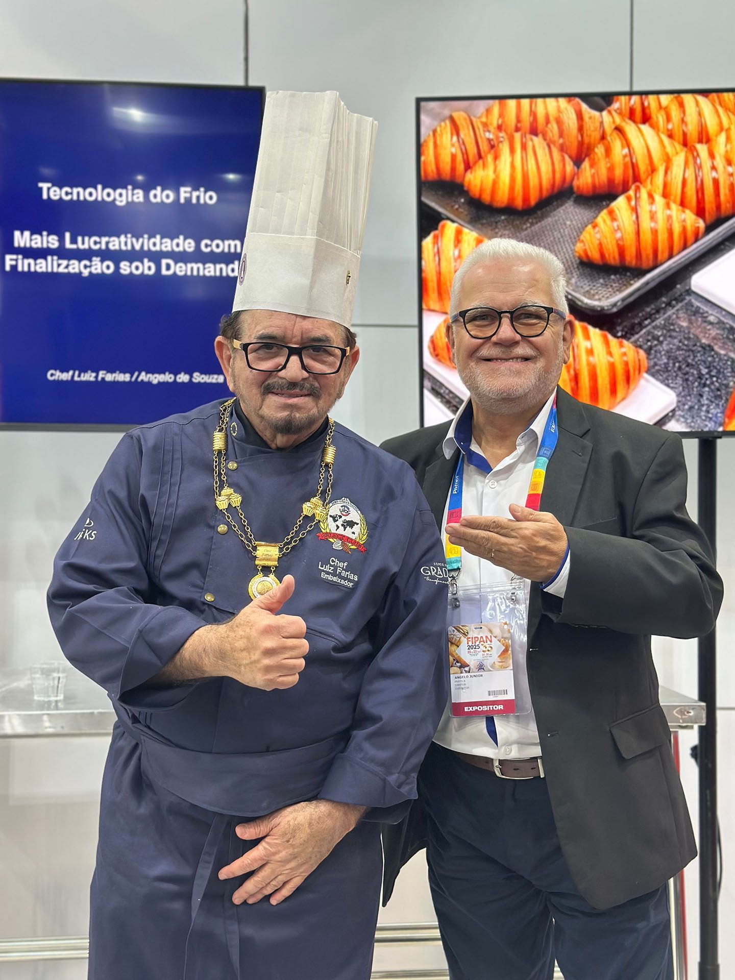 Dois homens estão posando para uma foto e um deles está usando um chapéu de chef.