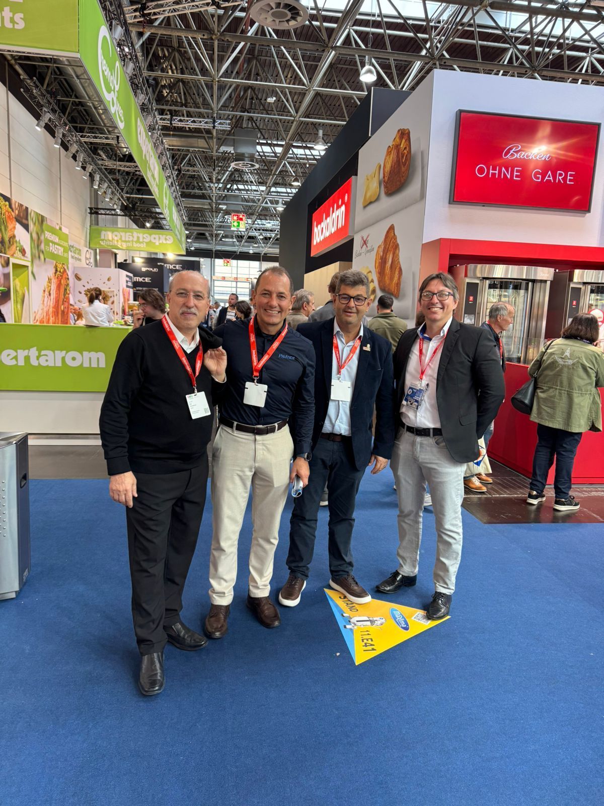Um grupo de homens está posando para uma foto em uma convenção