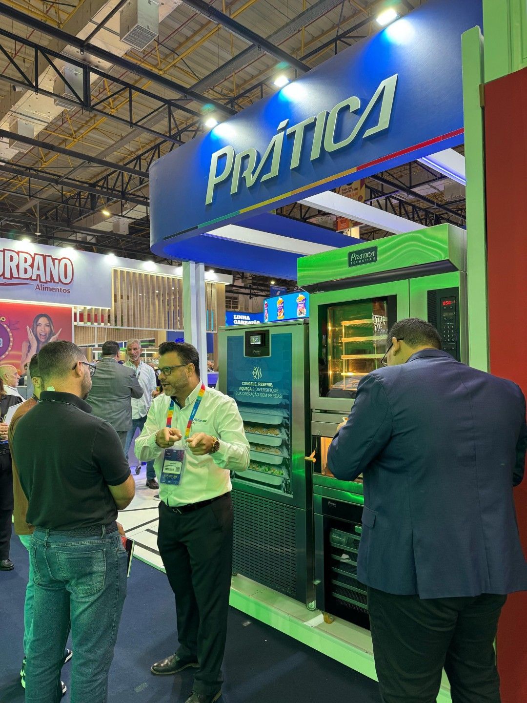 Um grupo de homens está parado em frente a uma placa que diz prática