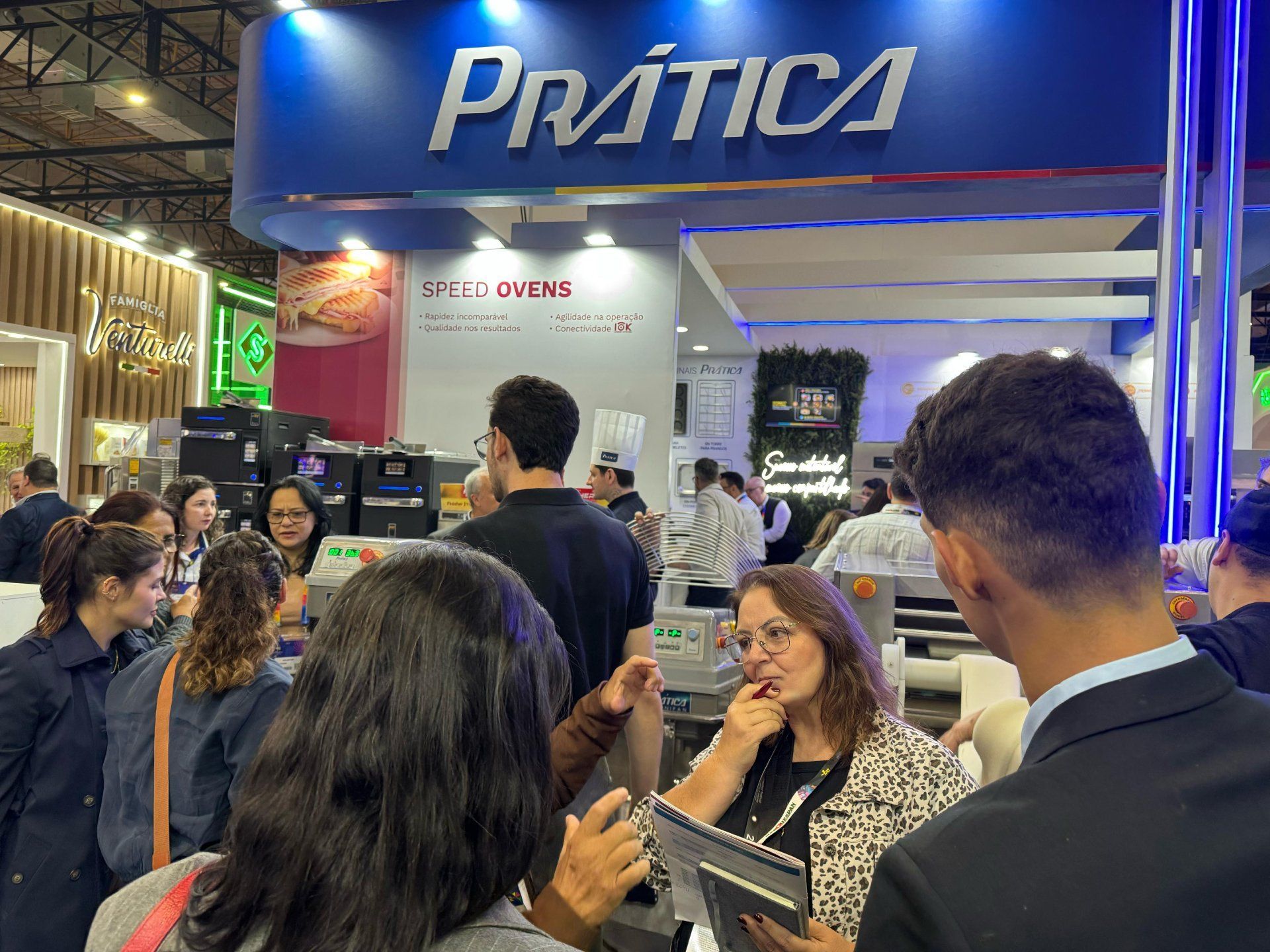 Um grupo de pessoas está em frente a uma placa que diz prática.