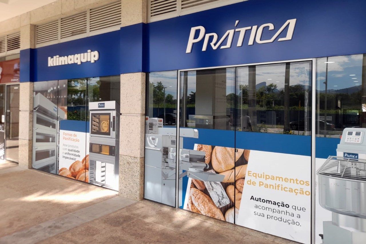 Uma fachada de loja com uma placa azul que diz pratica