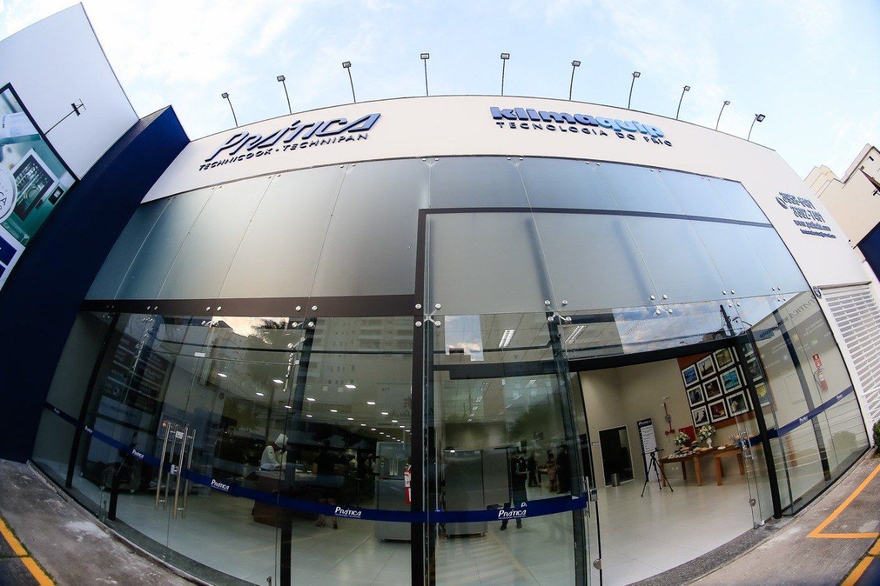 Uma vista de olho de peixe de um edifício com uma porta de vidro