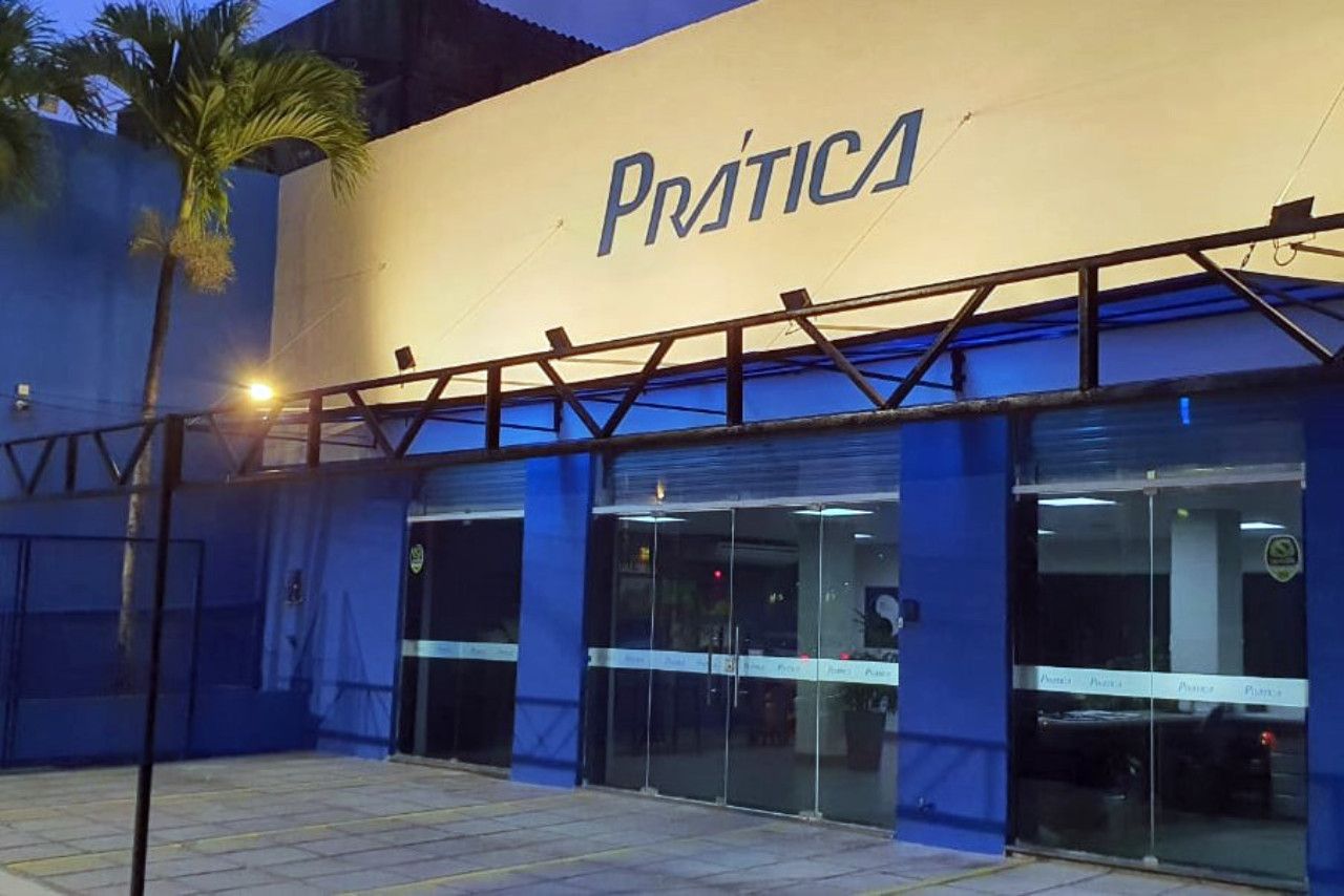 Um edifício com a palavra pratica nele