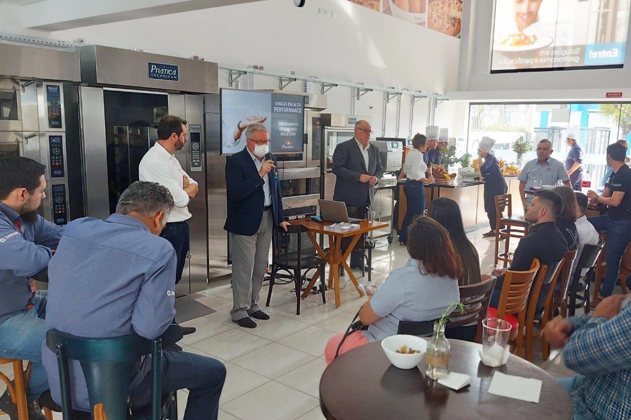 Prática reúne revendas em sua concessionária de Curitiba