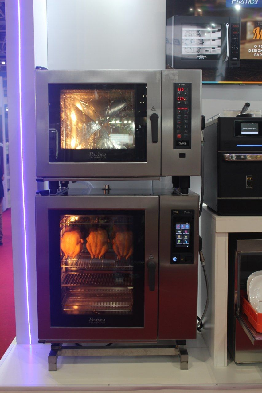 Um forno grande está em cima de um forno menor.