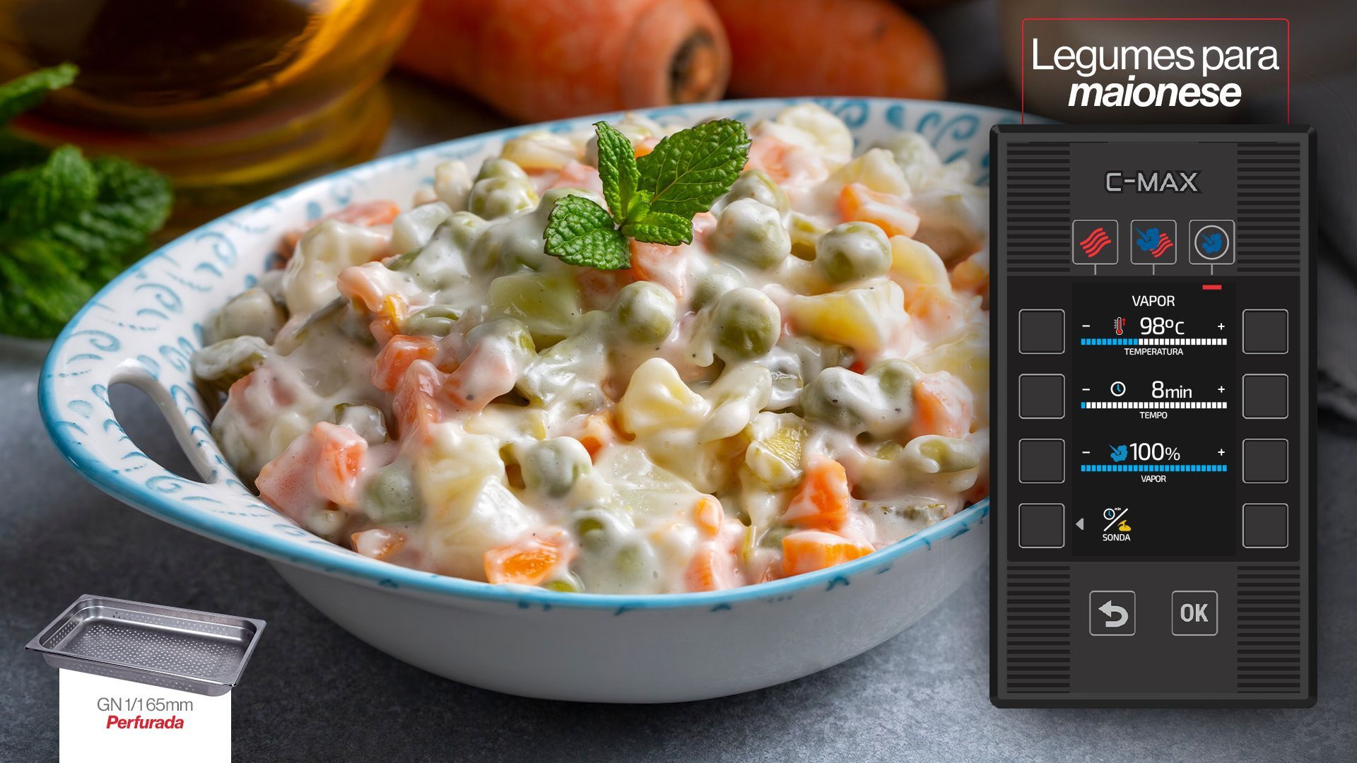 Uma tigela de salada de legumes com cenouras, ervilhas e maionese.