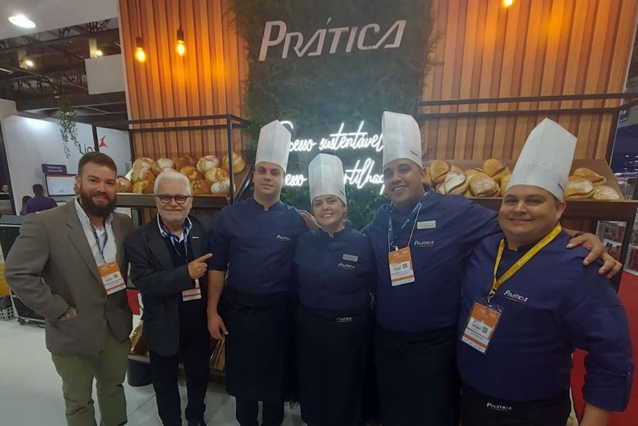 Um grupo de homens usando chapéus de chef estão posando para uma foto.