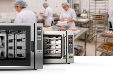 Fornos HPE80 Prática e Miniconv Prática em primeiro com confeitaria profissional em operação ao fundo.