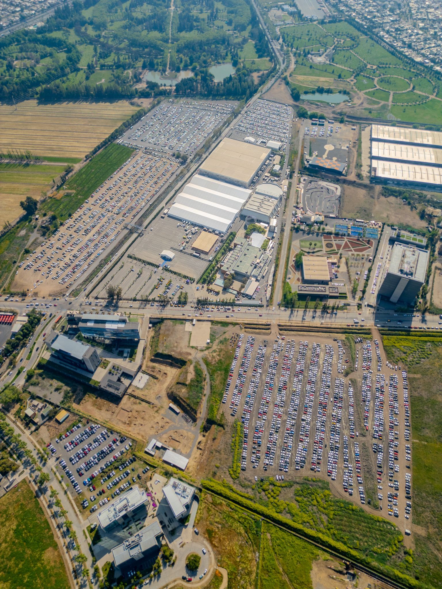 Uma vista aérea de um grande estacionamento cheio de carros.
