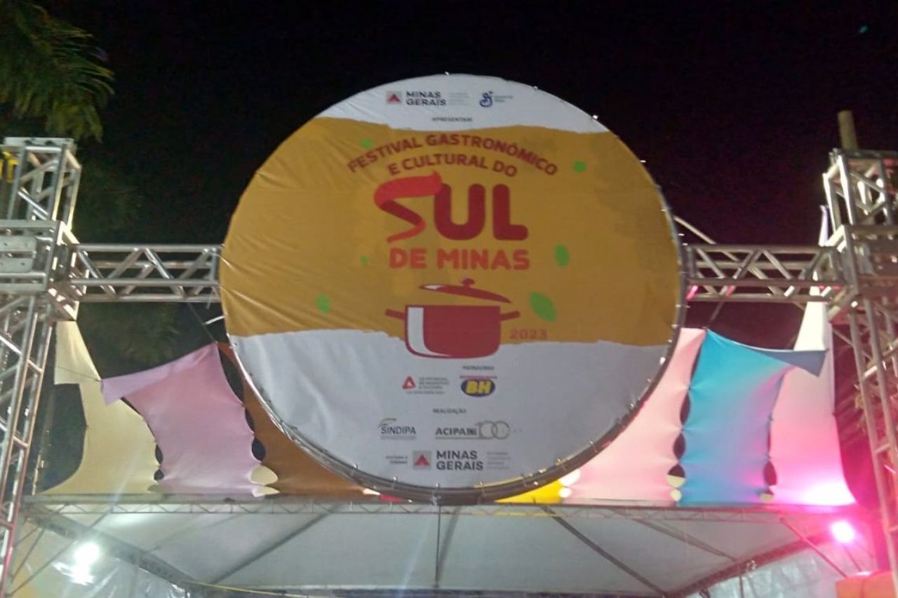 Uma grande placa que diz sul de minas