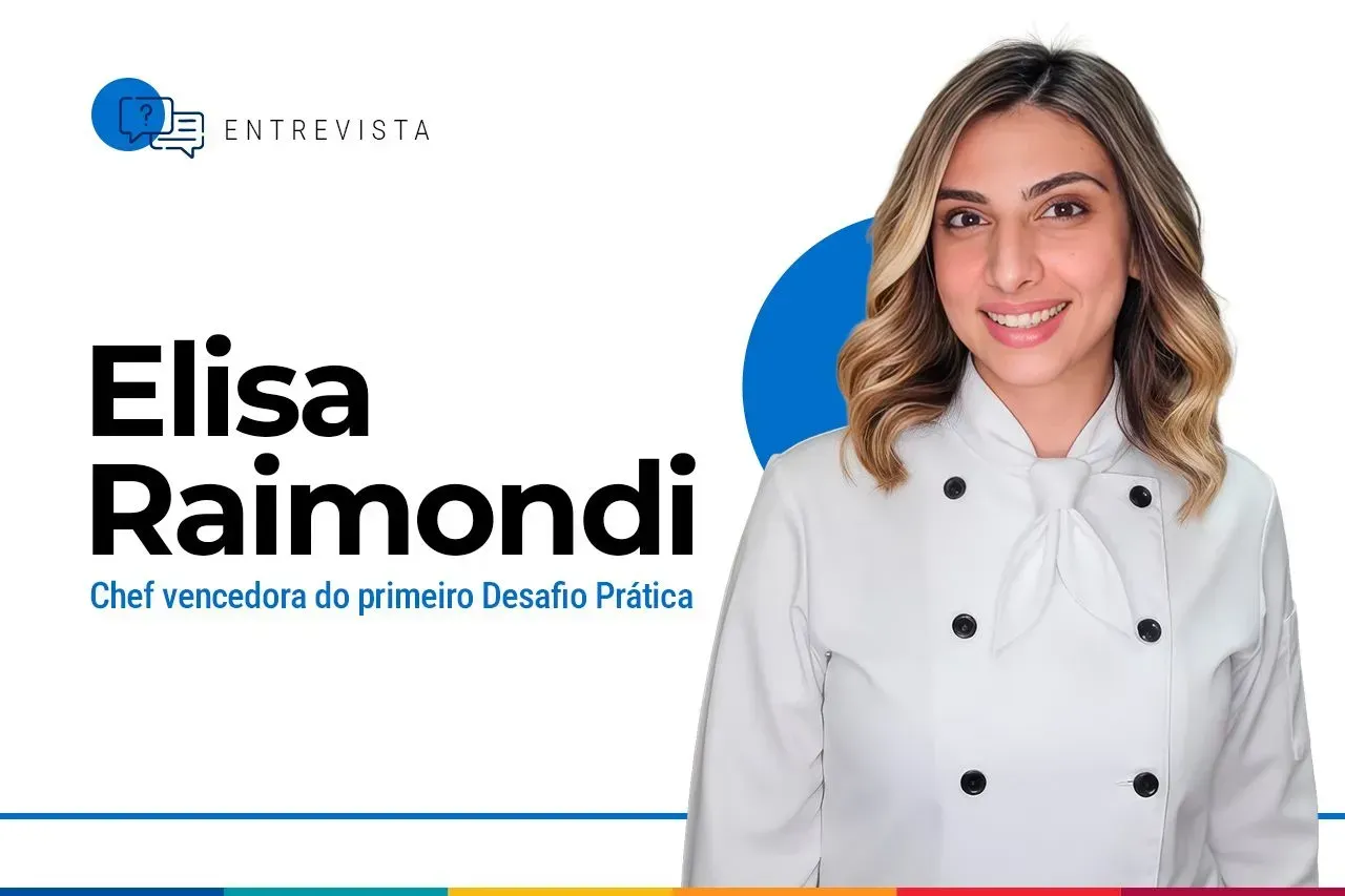 Funcionários do restaurante, trajando uniformes brancos e chapéus de chef, conversam em um balcão de mármore.