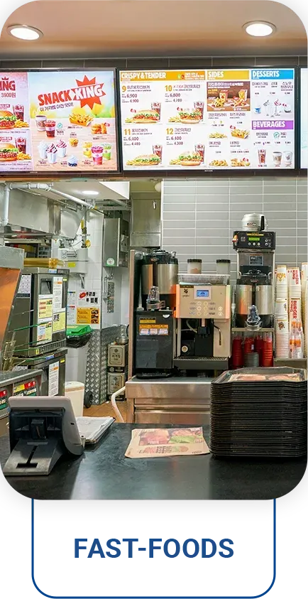 Uma foto de um restaurante de fast food com um cardápio na parede.