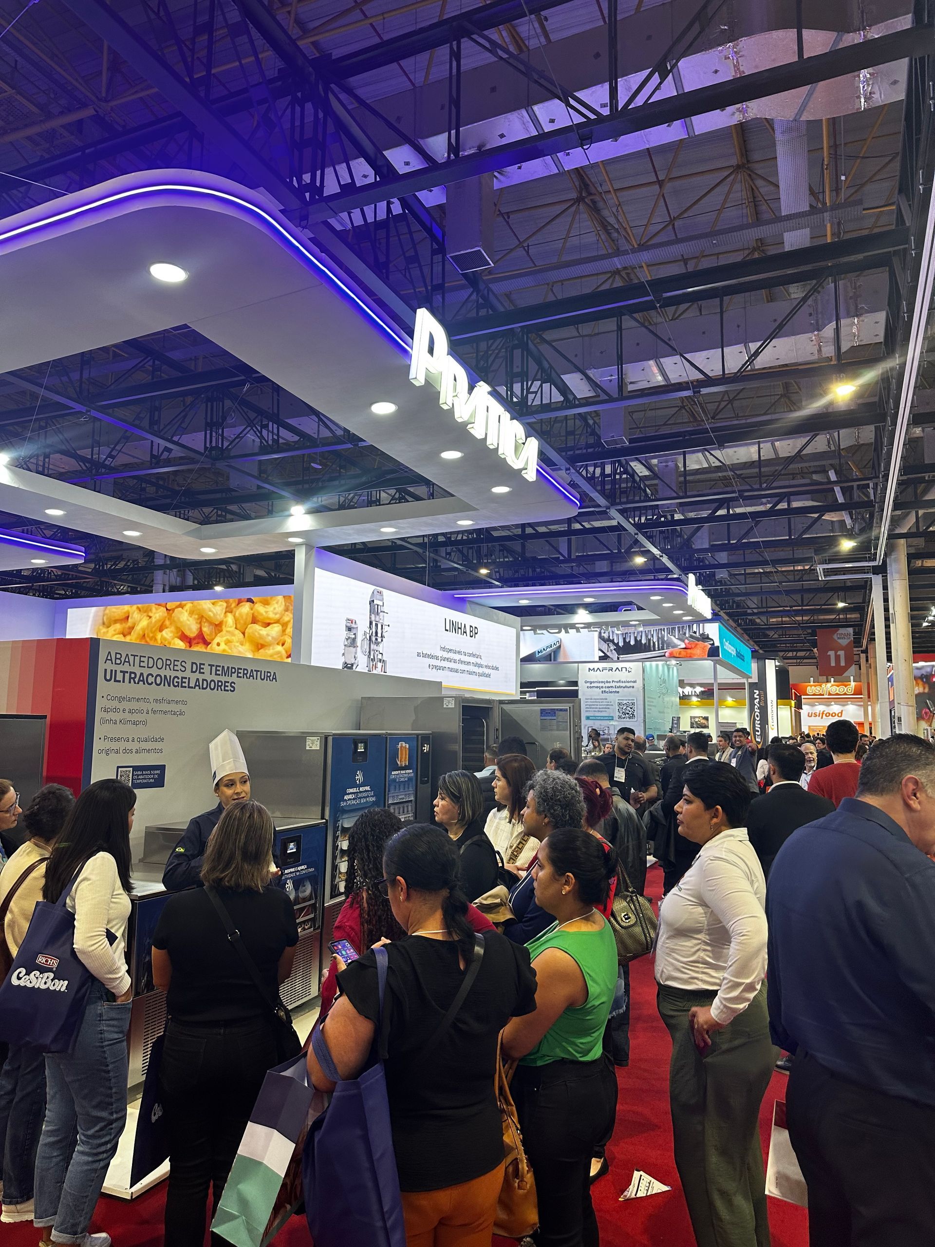 Um grupo de pessoas está em uma sala com uma placa que diz poder