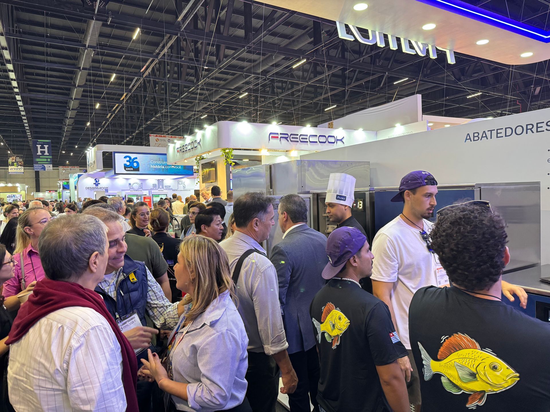 Um grupo de pessoas está em uma sala em uma convenção.