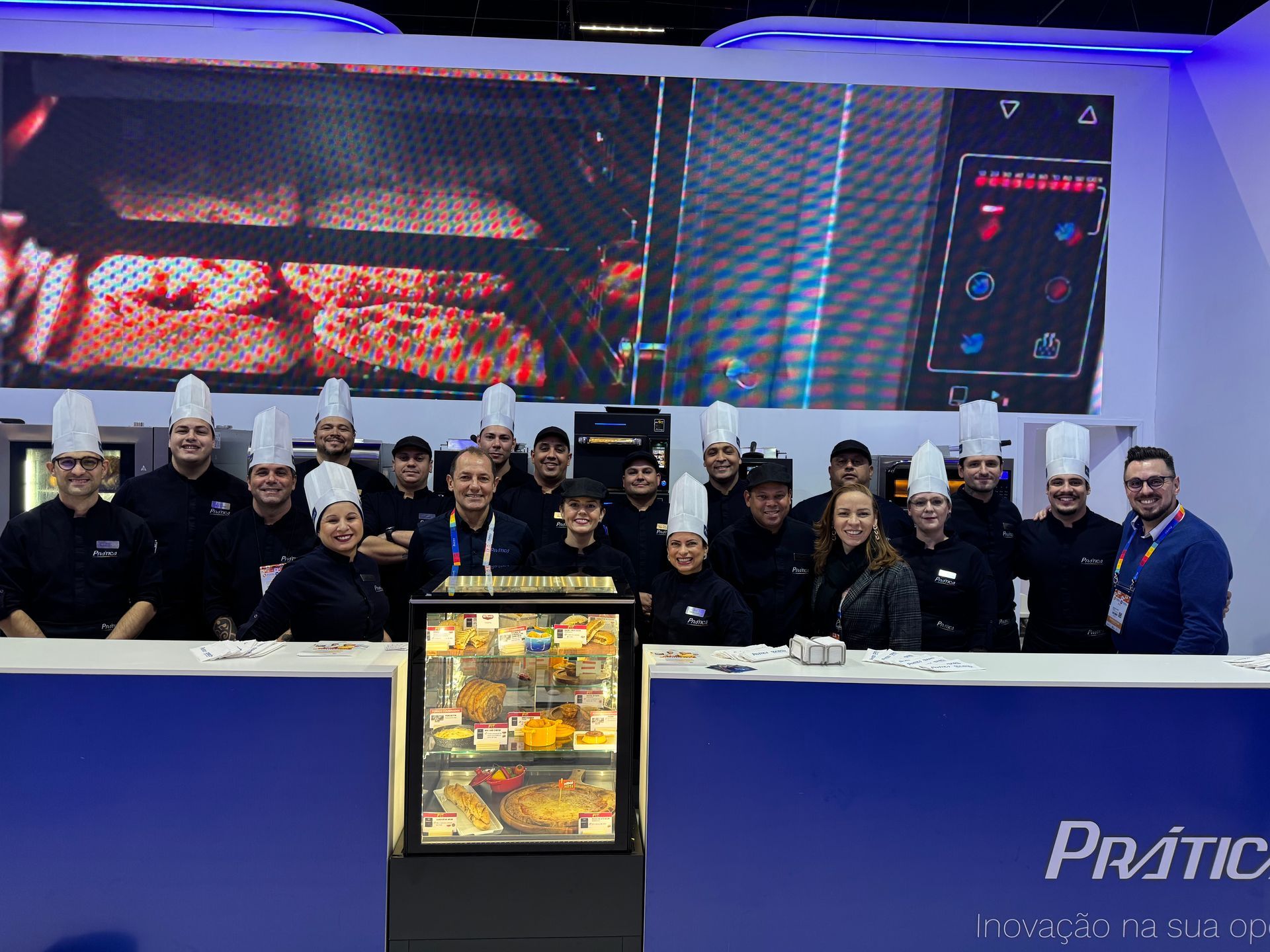 Um grupo de pessoas usando chapéus de chef estão posando para uma foto.