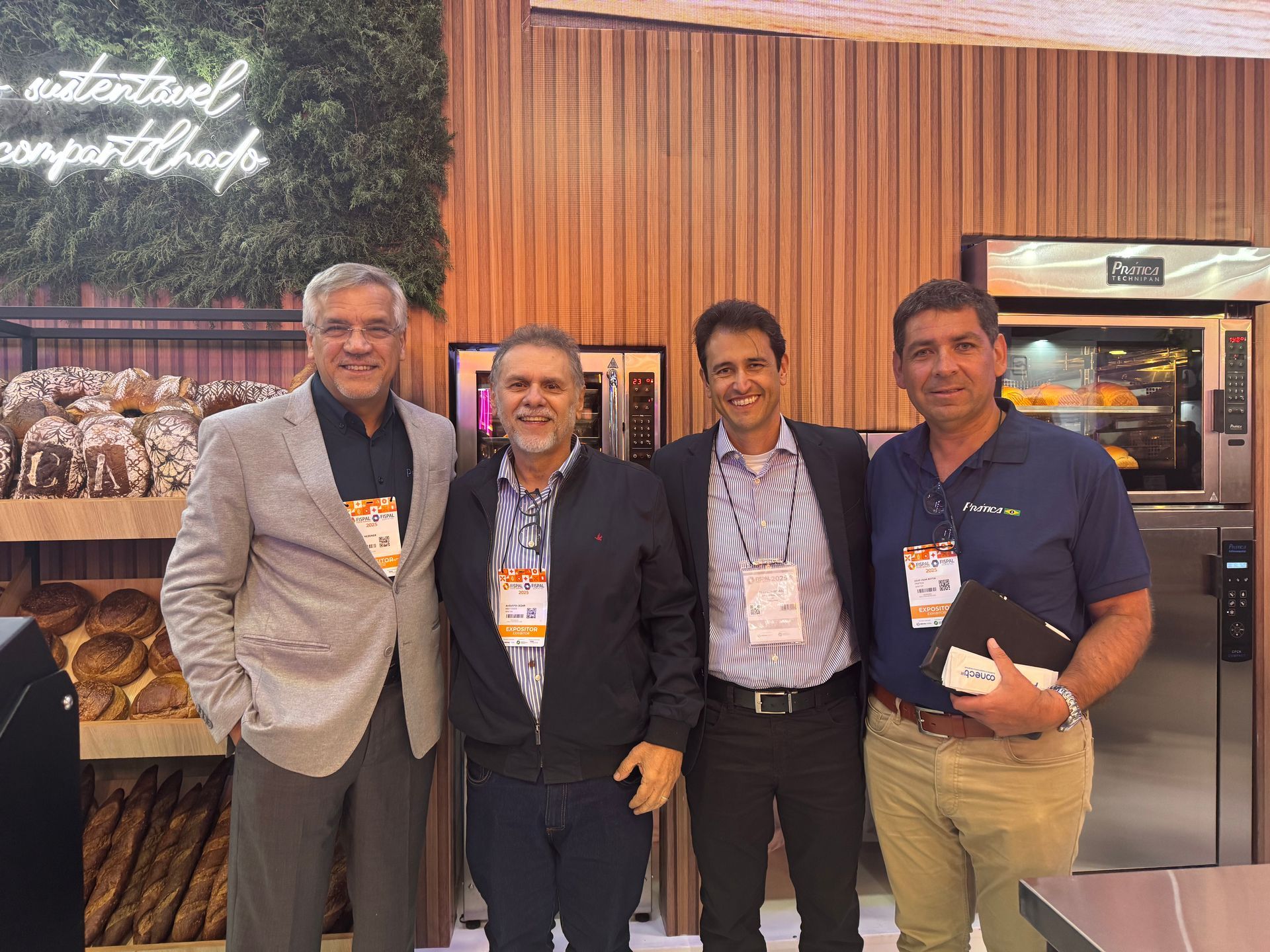 Um grupo de homens está posando para uma foto em frente a uma padaria.