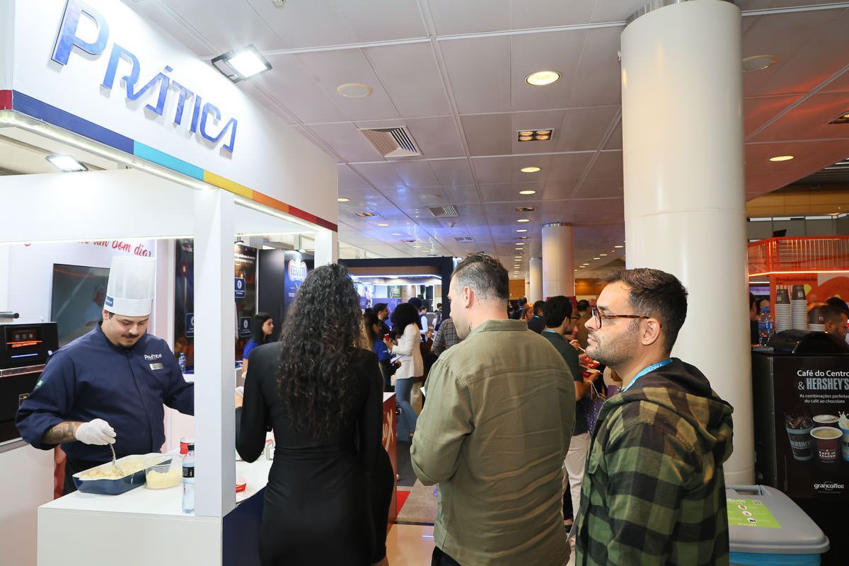 Chef cozinhando no estande da