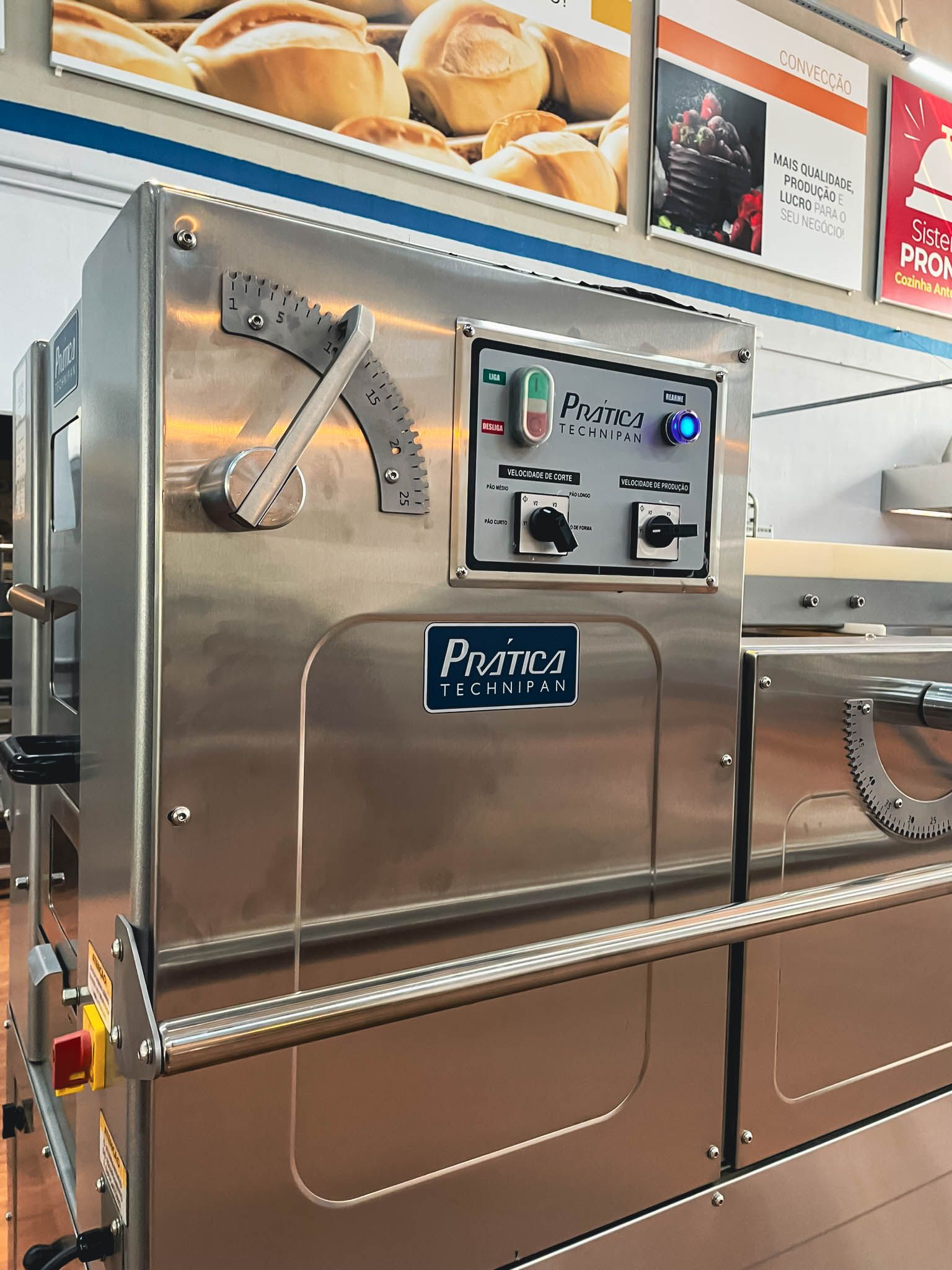 Um forno de aço inoxidável está em uma padaria.