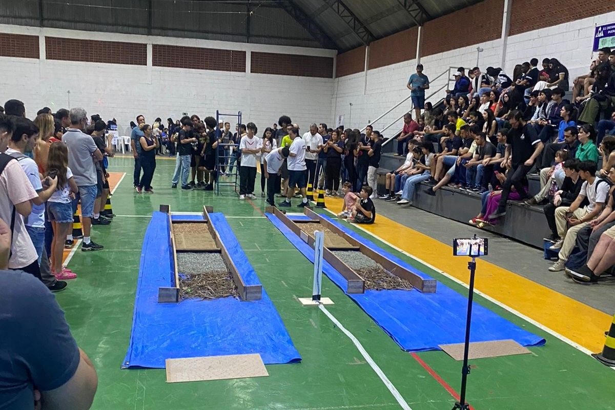 Um grupo de pessoas está assistindo a um jogo em um ginásio.