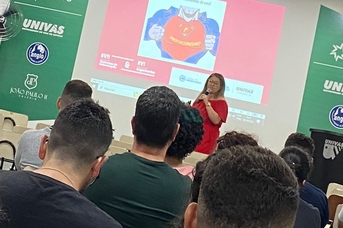 Uma mulher está fazendo uma apresentação para um grupo de pessoas.