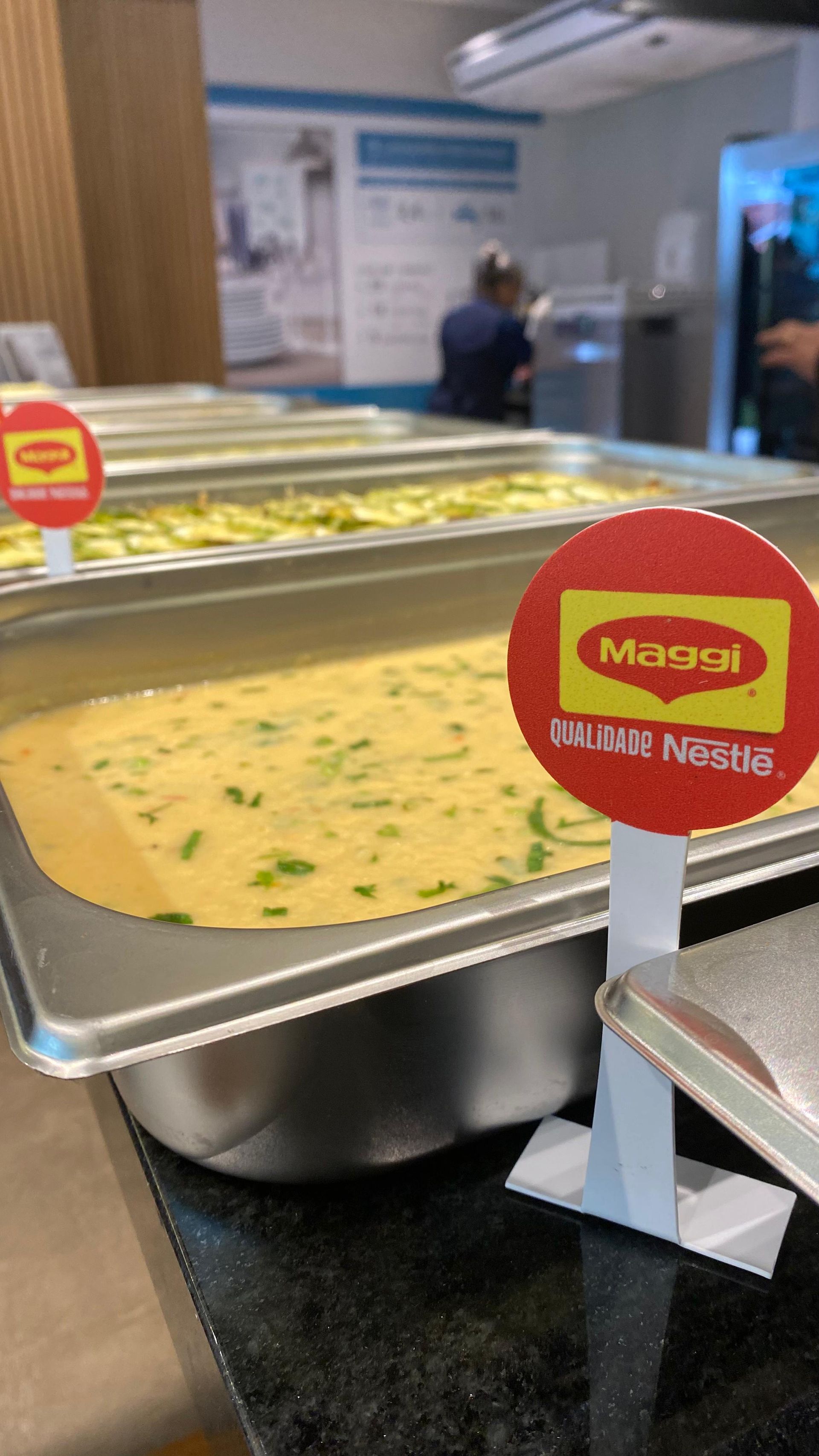 Uma bandeja de comida com uma placa que diz maggi.