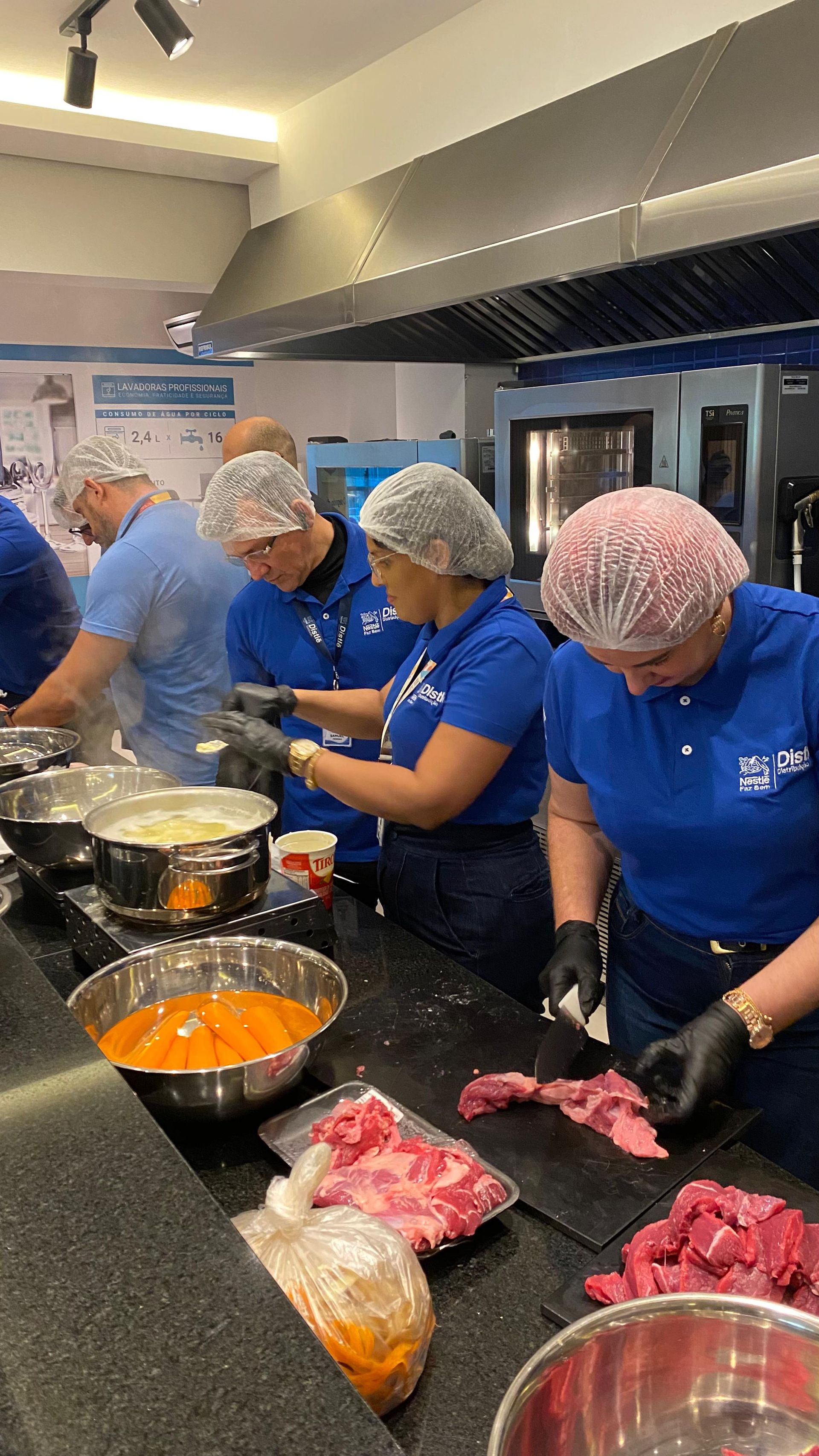 Um grupo de pessoas está preparando comida em uma cozinha.