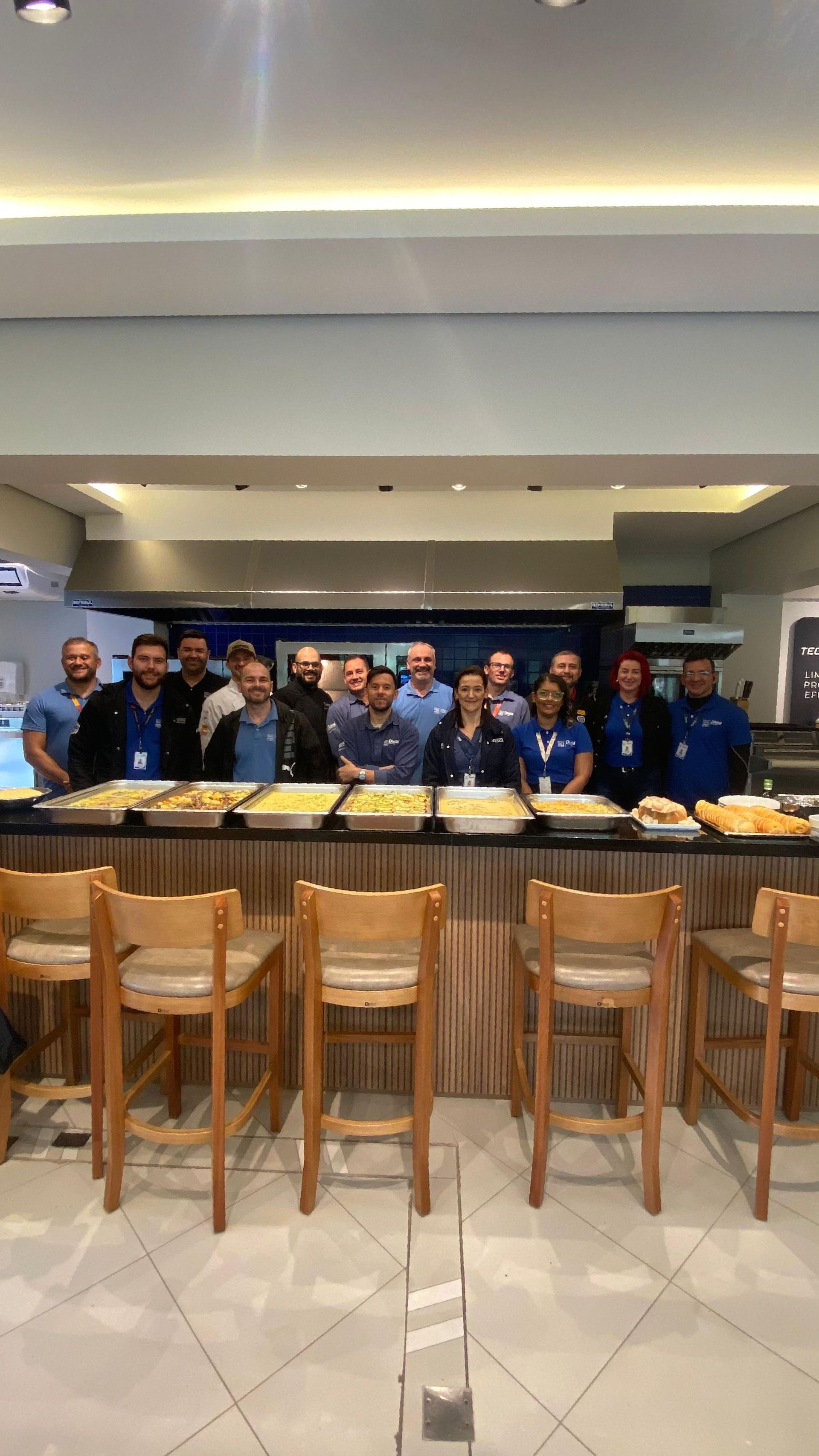 Um grupo de pessoas está posando para uma foto em um restaurante.