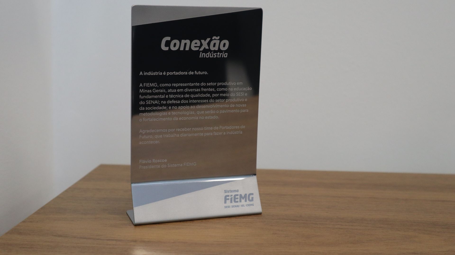 Uma placa que diz conexão está sentada em uma mesa de madeira