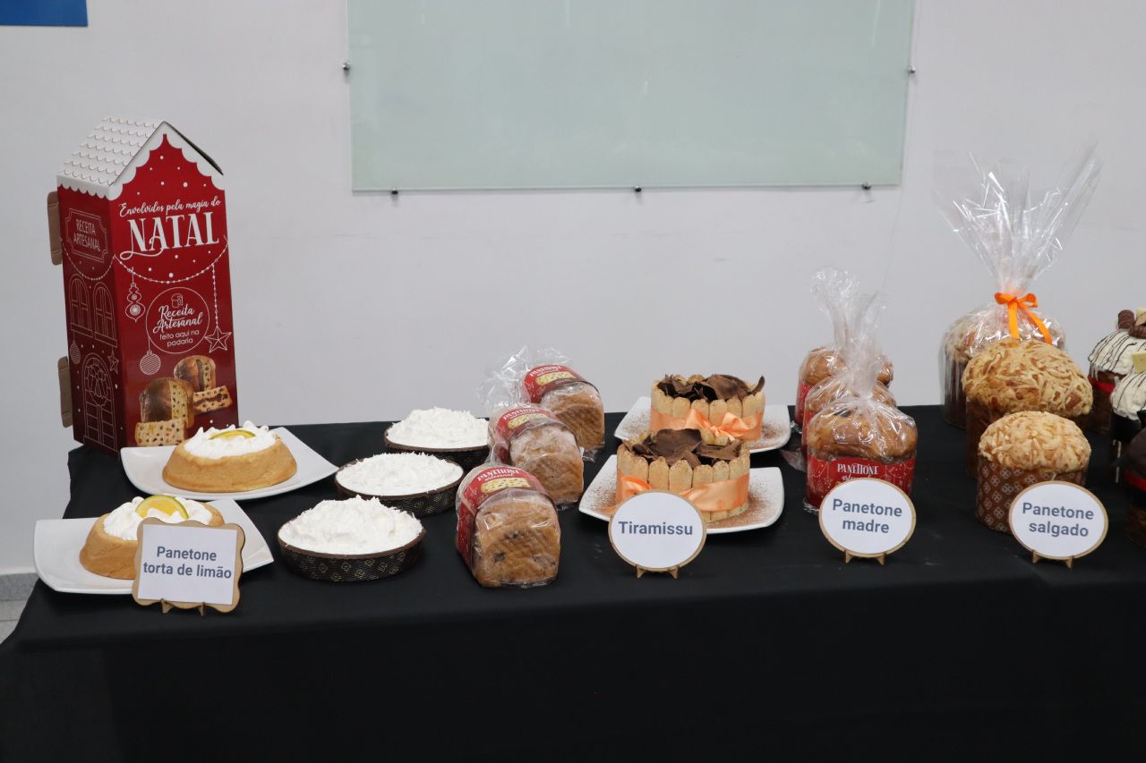 Uma mesa coberta com uma variedade de bolos e doces.