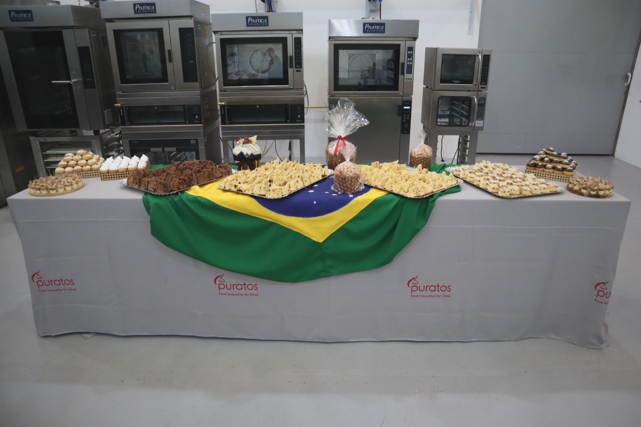 Uma mesa com uma bandeira brasileira pendurada sobre ela