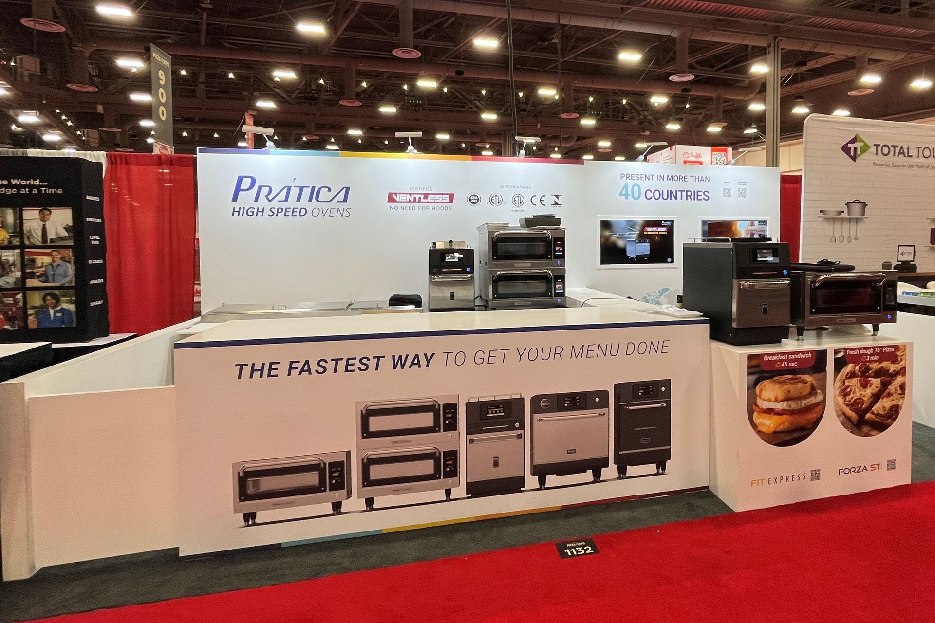 Uma cabine com uma placa que diz 