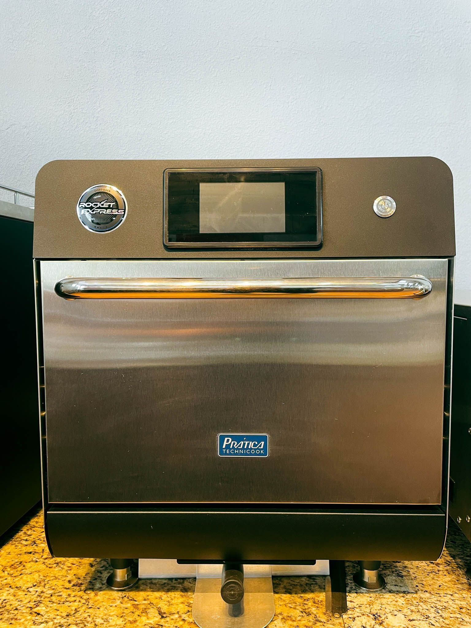 Um forno de aço inoxidável com a palavra fritadeira nele