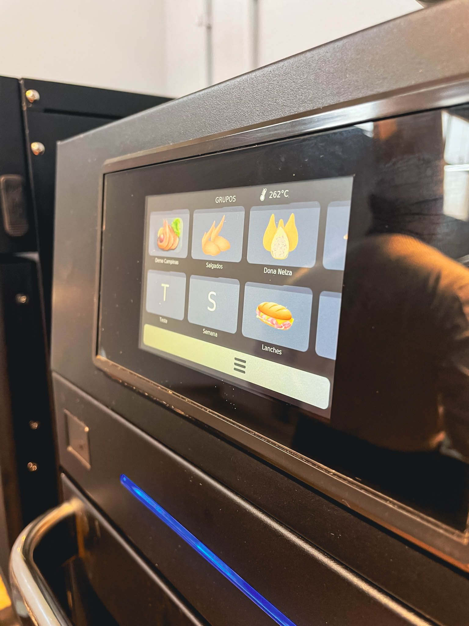 Um close de uma tela sensível ao toque em um forno preto.