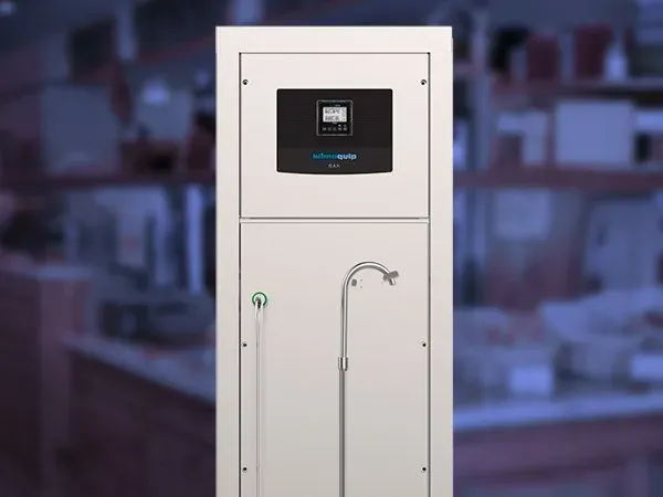 Um armário branco com uma porta e um monitor em cima.