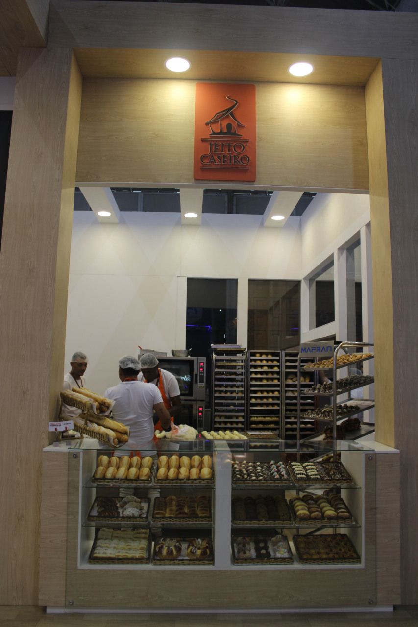 O interior de uma padaria com uma placa que diz 'padaria'