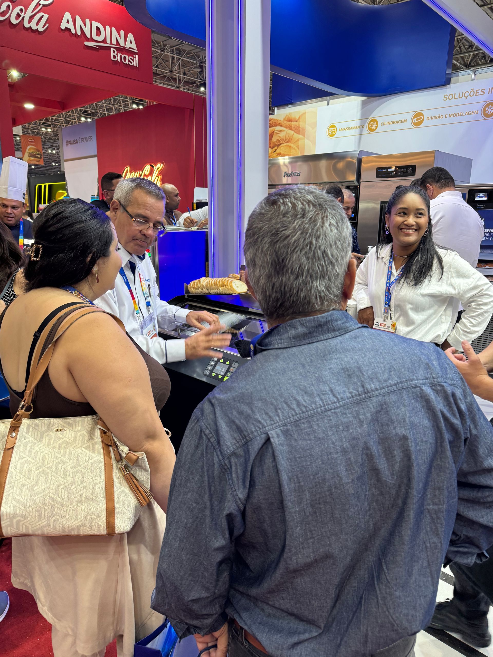 Um grupo de pessoas está em volta de uma mesa conversando entre si.