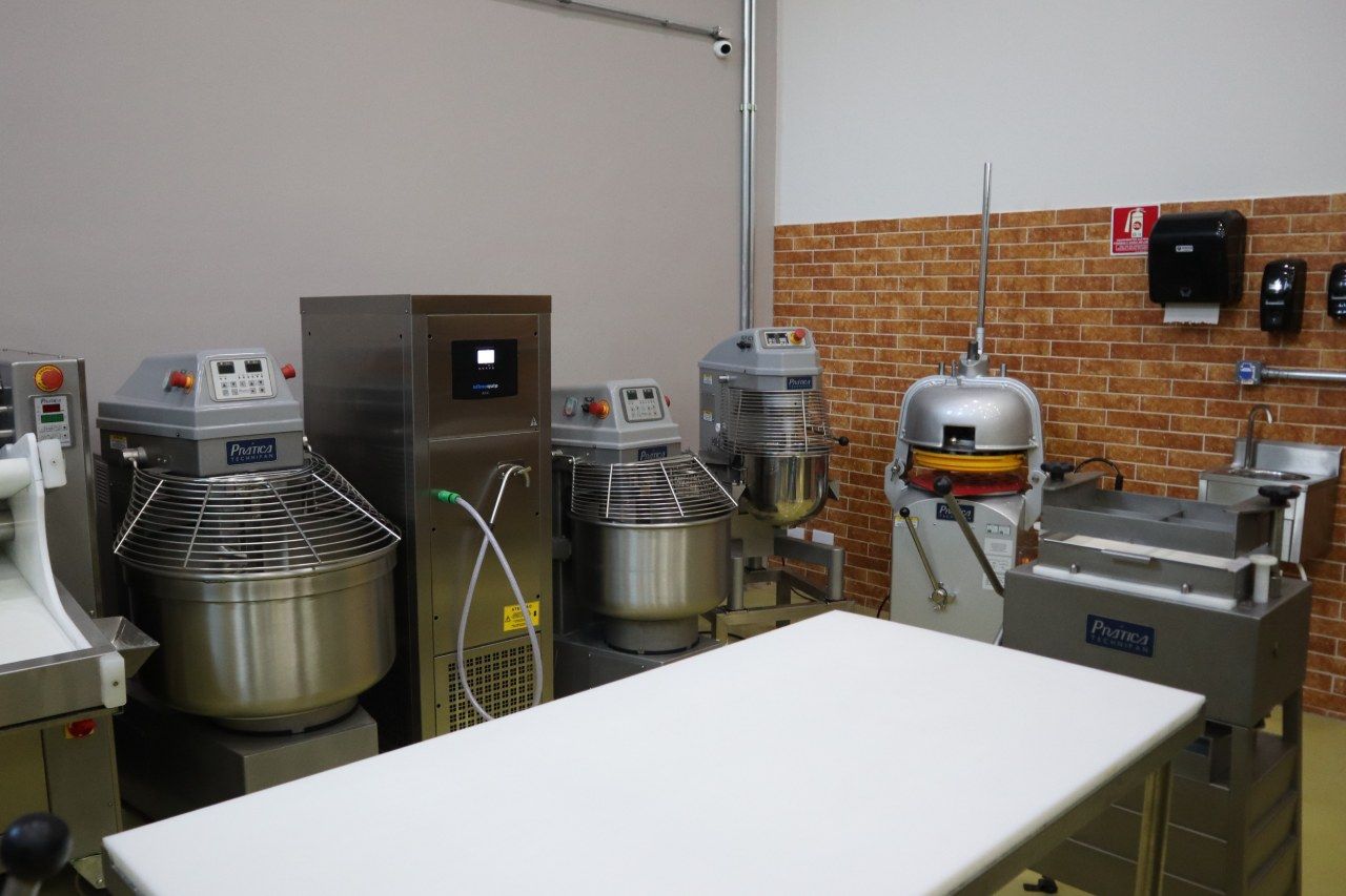 Uma sala cheia de vários mixers e uma mesa.