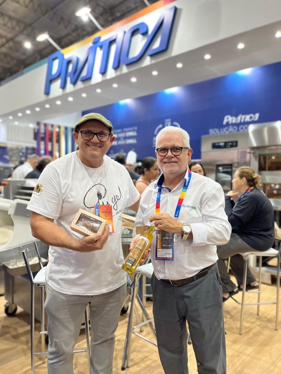 Dois homens estão parados em frente a uma placa que diz pratica