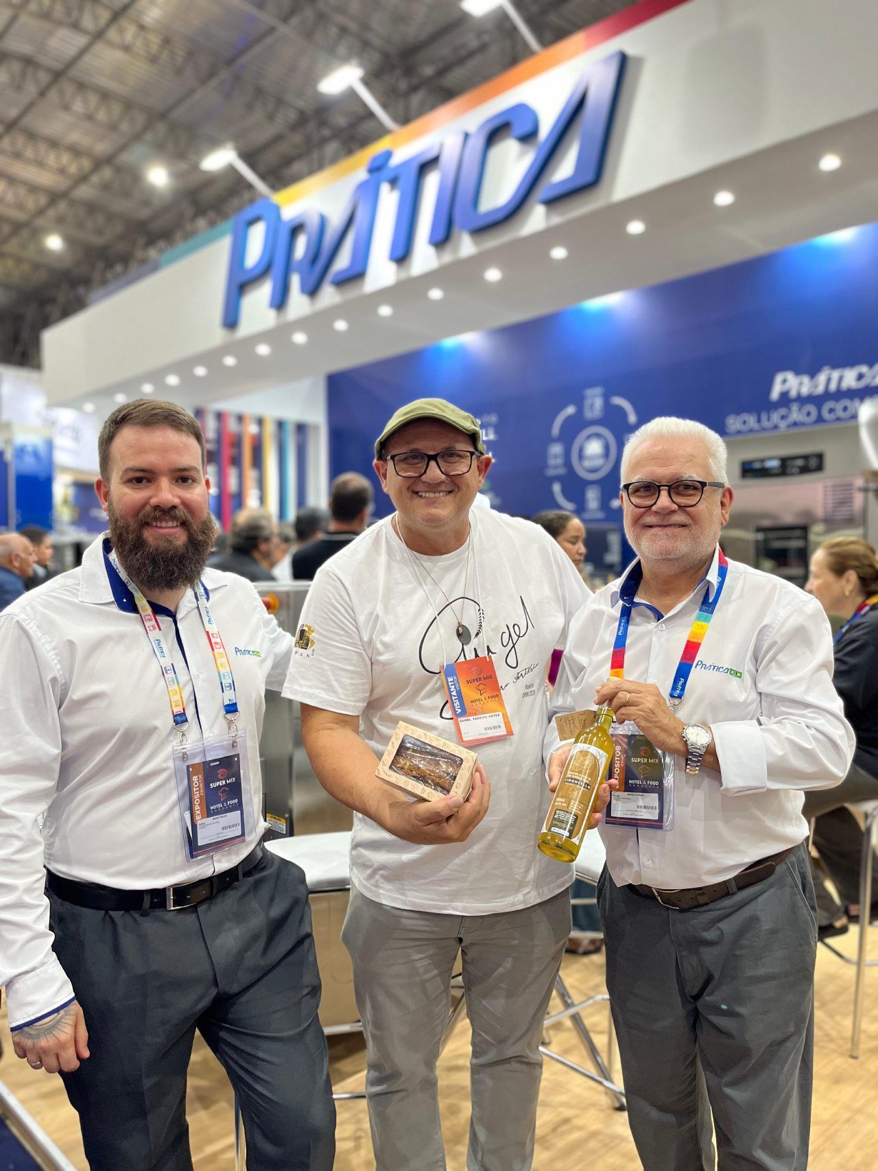 Três homens estão posando para uma foto em frente a uma placa de prática.