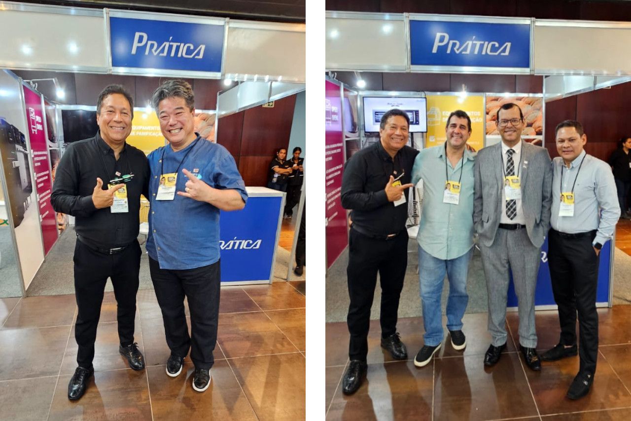 Um grupo de homens está posando para uma foto em frente a uma cabine.
