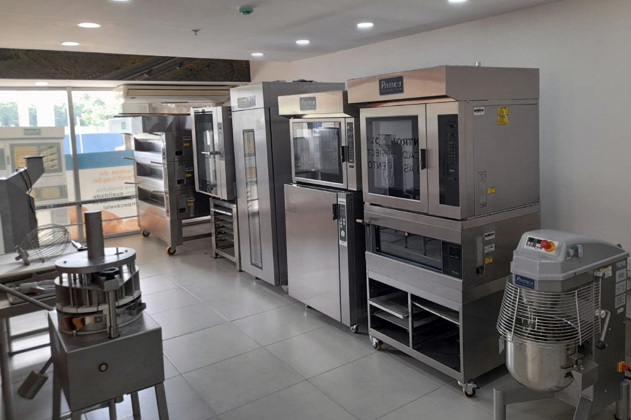 Uma sala cheia de eletrodomésticos e uma batedeira.