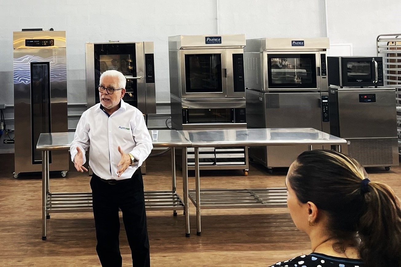 Um homem está conversando com uma mulher na cozinha