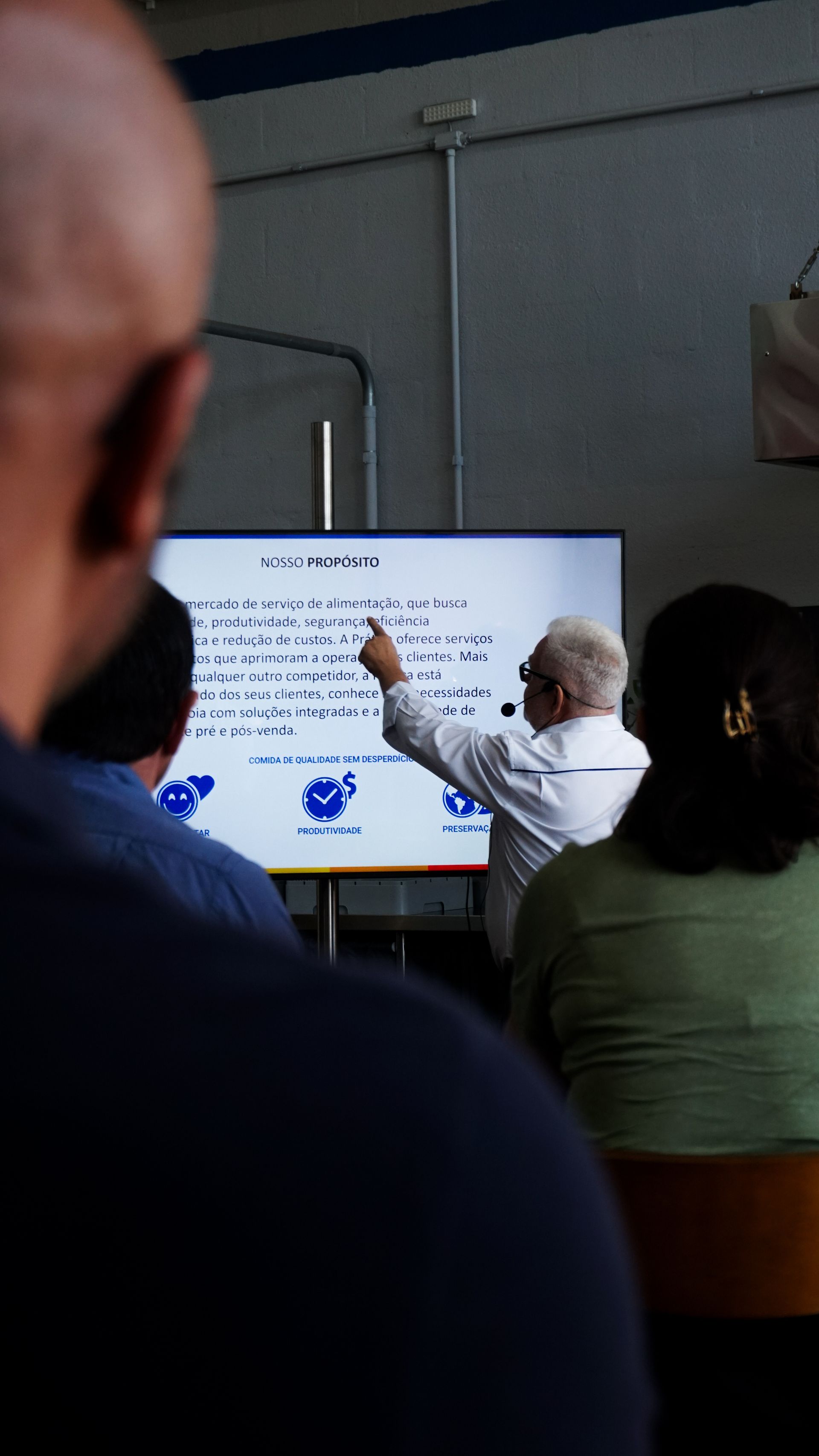 Um homem está fazendo uma apresentação para um grupo de pessoas